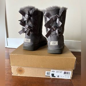 Ugg K Bailey Bow Womens size 6 grey boots with original box